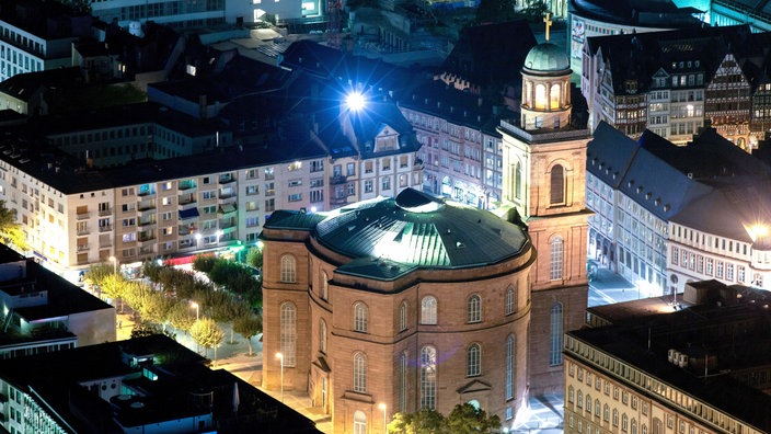 Die Paulskirche in Frankfurt von oben bei Nacht | Bildquelle: picture alliance / imageBROKER / Thomas Robbin Die Paulskirche in Frankfurt von oben bei Nacht