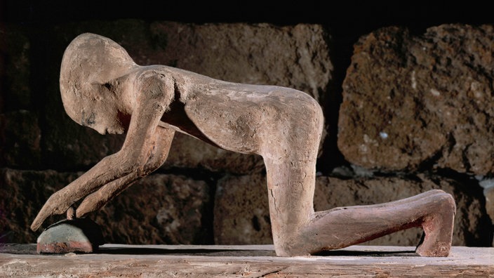 Ägyptische Skulptur: Diener beim Kneten von Teig | Bildquelle: AKG/Erich Lessing Ägyptische Skulptur: Diener beim Kneten von Teig