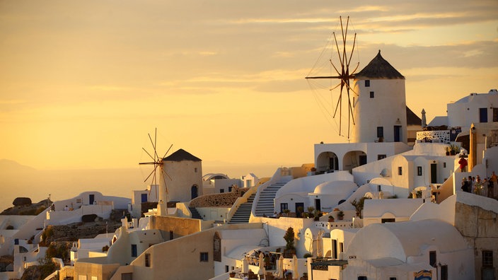 Zwei Segelwindmühlen auf der griechischen Insel Santorini | Bildquelle: imago stock Zwei Segelwindmühlen auf der griechischen Insel Santorini