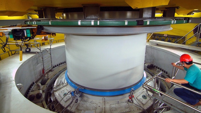 Ein Techniker arbeitet im Wasserkraftwerk des Drei-Schluchten-Staudamms in China an einer Turbine | Bildquelle: imago Ein Techniker arbeitet im Wasserkraftwerk des Drei-Schluchten-Staudamms in China an einer Turbine