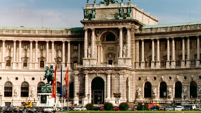 Die Neue Hofburg: ein monumentaler Rundbau mit einem Säulengang. (Rechte: WDR/Paul Eckenroth) | Bildquelle: WDR/Paul Eckenroth Die Neue Hofburg: ein monumentaler Rundbau mit einem Säulengang. (Rechte: WDR/Paul Eckenroth)