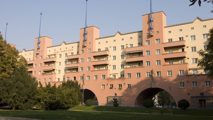 Der Karl-Marx-Hof in Wien. | Bildquelle: imago/Volker Preußer Der Karl-Marx-Hof in Wien.