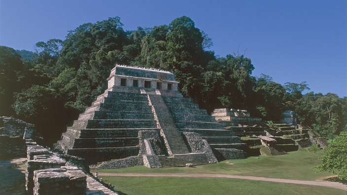 Ein pyramidenförmiger Tempel mit vielen steilen Stufen, auf dessen Spitze ein Haus mit fünf Toren steht. | Bildquelle: akg Ein pyramidenförmiger Tempel mit vielen steilen Stufen, auf dessen Spitze ein Haus mit fünf Toren steht.