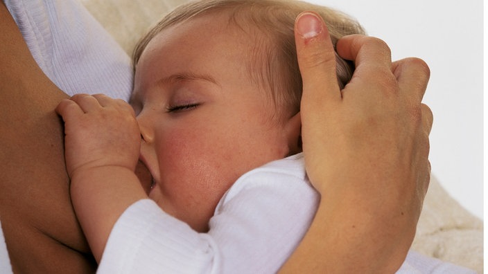 Eine Frau stillt ihr Baby. | Bildquelle: Mauritius Eine Frau stillt ihr Baby.