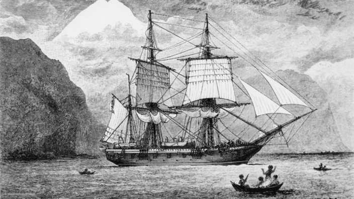 Die schwarzweiße Zeichnung zeigt ein Segelschiff auf dem Meer, im Vordergrund sind drei Ruderboote mit Menschen darin zu erkennen. | Bildquelle: akg Die schwarzweiße Zeichnung zeigt ein Segelschiff auf dem Meer, im Vordergrund sind drei Ruderboote mit Menschen darin zu erkennen.