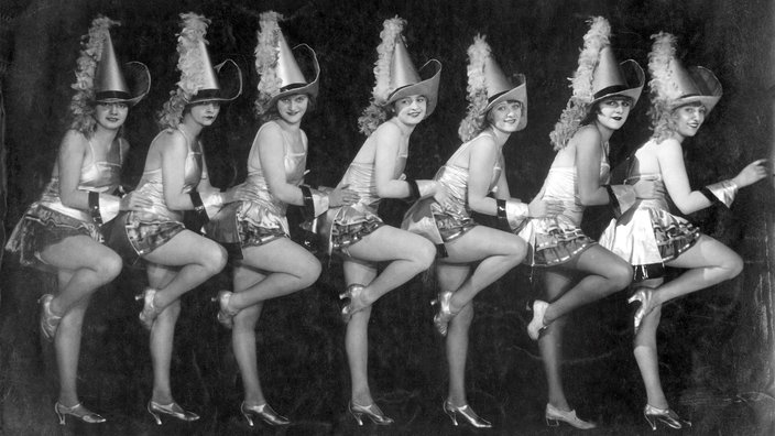 Schwarzweiß-Foto: Showtänzerinnen in den 1920er Jahren | Bildquelle: Spaarnestad/laif Schwarzweiß-Foto: Showtänzerinnen in den 1920er Jahren