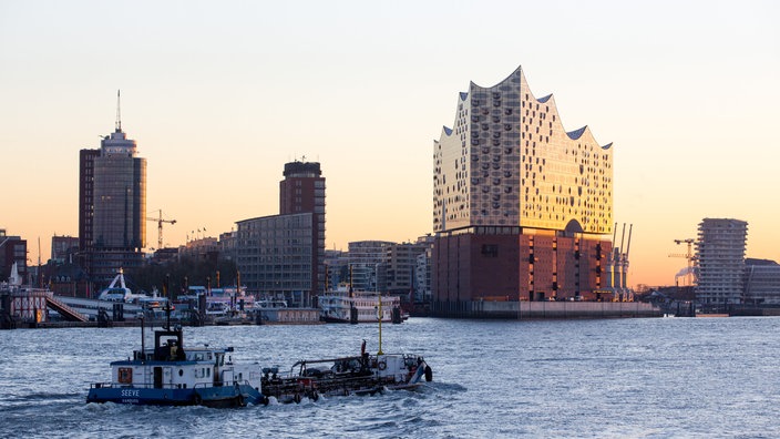 Elbphilharmonie vom Wasser aus gesehen | Bildquelle: dpa/Christian Carisius Elbphilharmonie vom Wasser aus gesehen